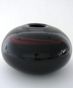 Vase sphérique noir strié rouge